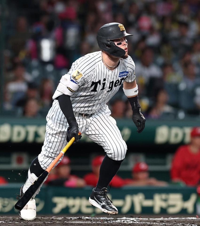１回、先制の２点二塁打を放つ佐藤輝（撮影・西田忠信）