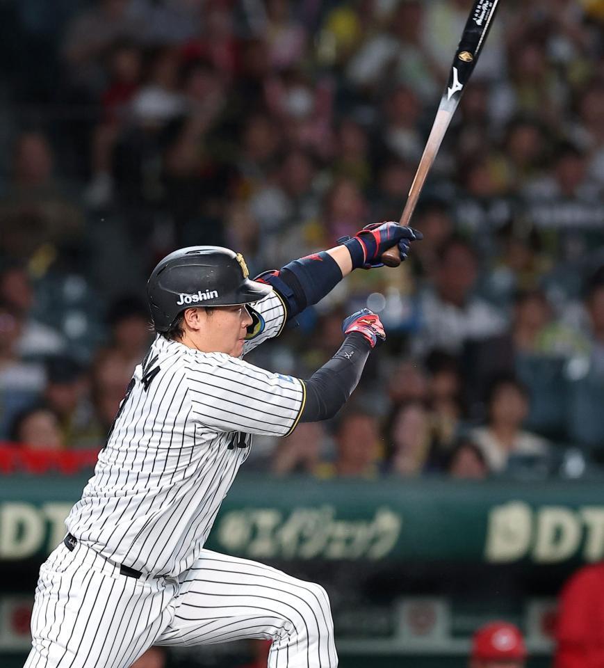 １回、適時二塁打を放つ大山（撮影・西田忠信）