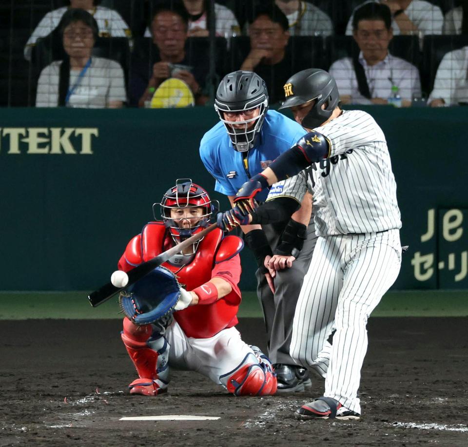 ４回、中越えにソロを放つ大山（撮影・山口登）