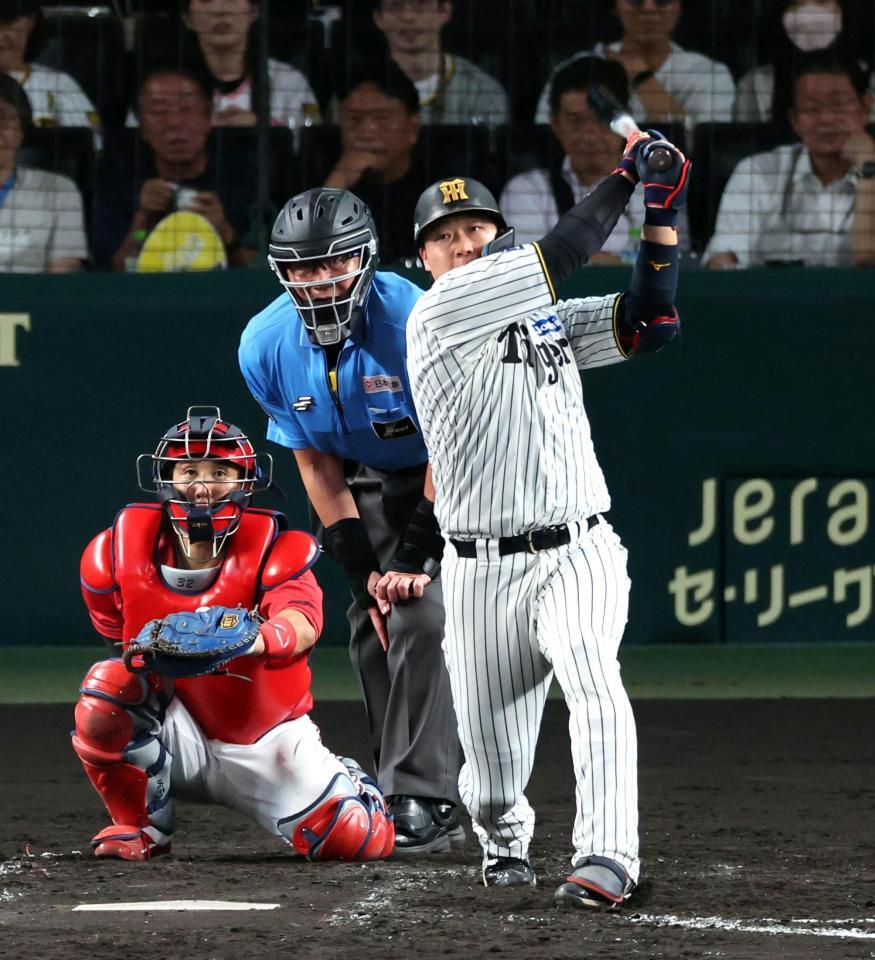 ４回、中越えにソロを放つ大山（撮影・山口登）