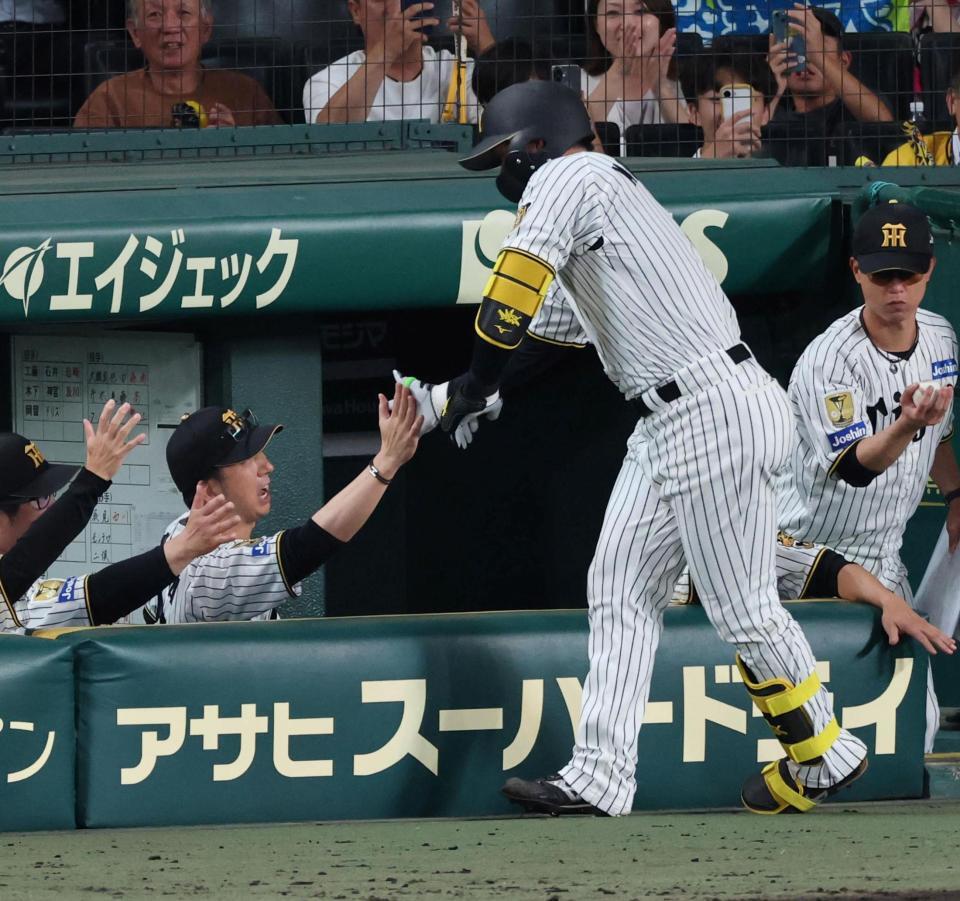 ４回、２ランを放った森下を迎える藤川監督（撮影・山口登）