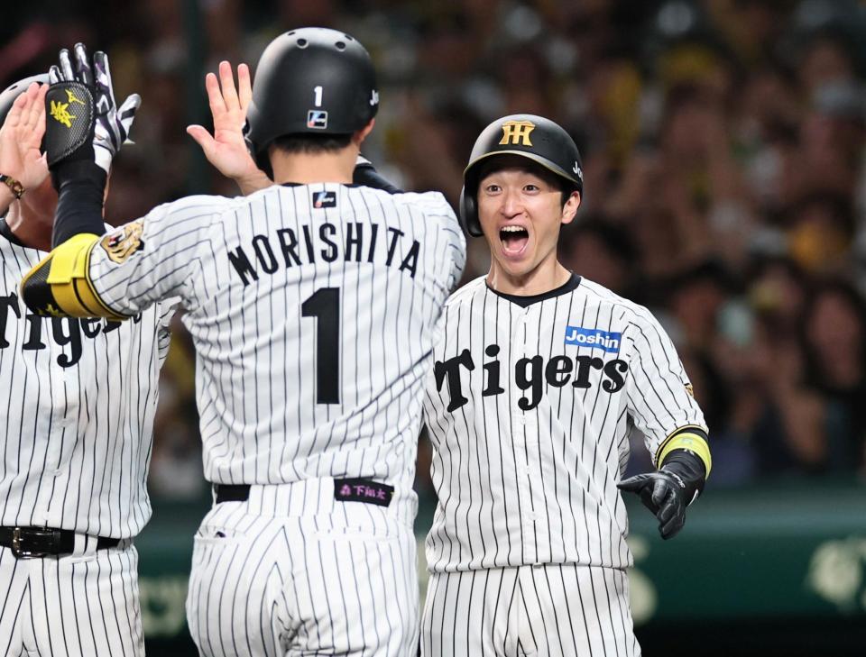 ４回、２ランを放った森下を迎える近本（撮影・田中太一）