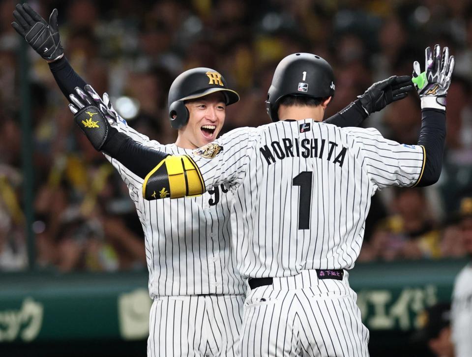 ４回、２ランを放った森下を迎える近本（撮影・田中太一）