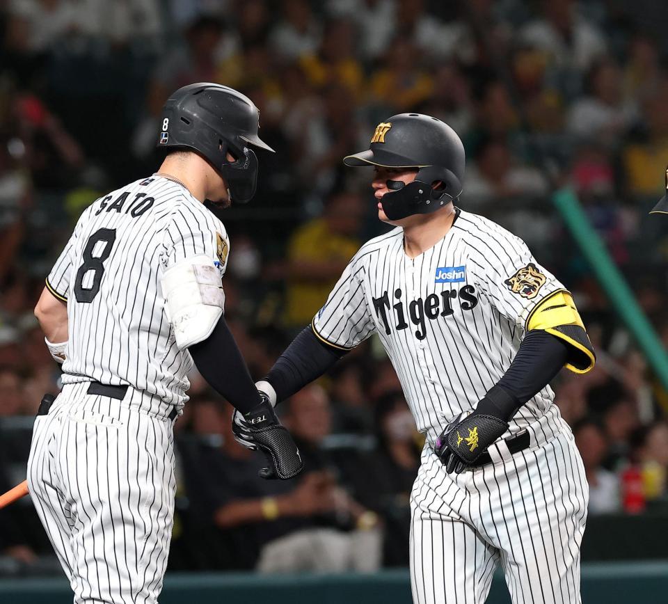 ４回、２ランを放ち佐藤輝（左）と喜ぶ森下（撮影・西田忠信）