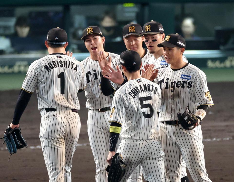 連敗を脱出しタッチする佐藤輝ら阪神ナイン（撮影・山口登）