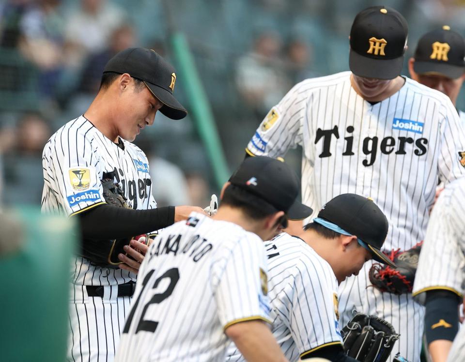 円陣で声出しをする木浪（左）＝撮影・西田忠信