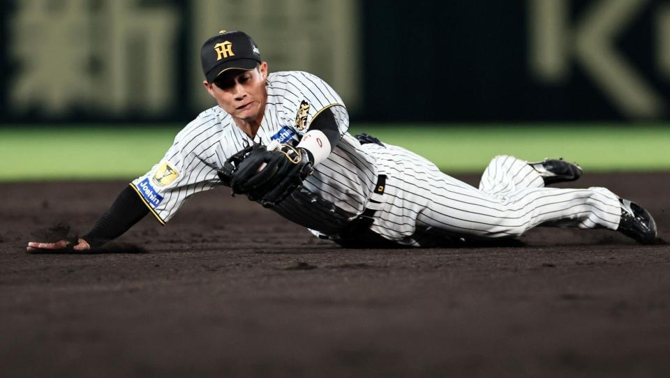 ７回、勝田の打球を好捕する木浪（撮影・田中太一）