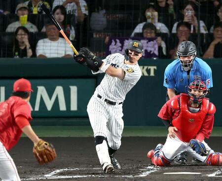 １回、右越えに先制適時二塁打を放つ佐藤輝（撮影・山口登）