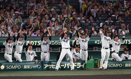 　１回、先制に盛り上がる阪神ナイン（撮影・山口登）