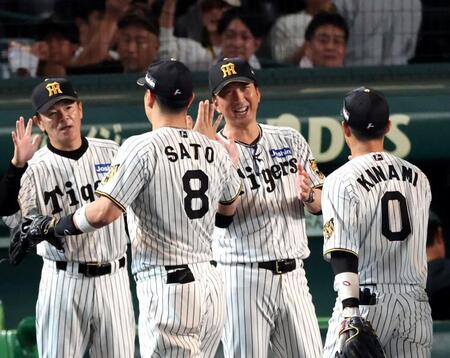 連敗を脱出し笑顔でナインを迎える藤川監督（撮影・山口登）