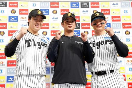 　お立ち台でポーズを決める（左から）大山、高橋、森下（撮影・西田忠信）