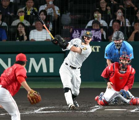 　１回、先制適時二塁打を放つ佐藤輝。投手床田（撮影・山口登）