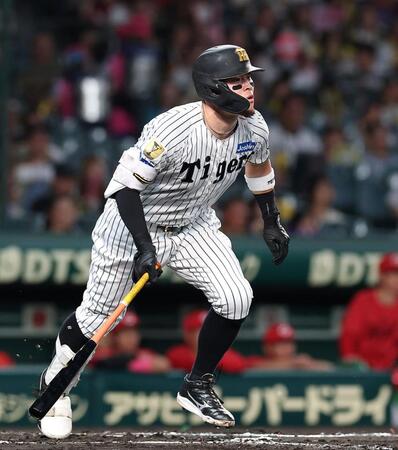１回、先制の２点二塁打を放つ佐藤輝（撮影・西田忠信）