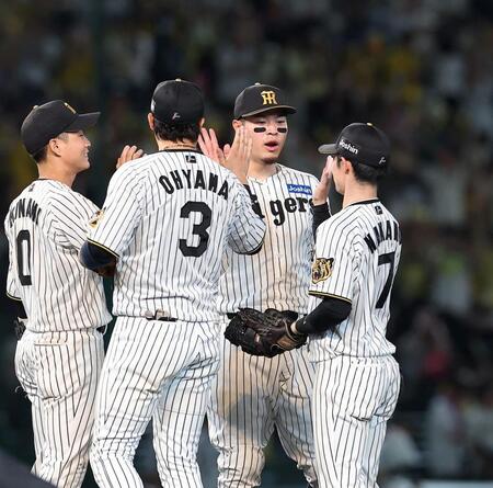 勝利を喜ぶ佐藤輝ら（撮影・西田忠信）