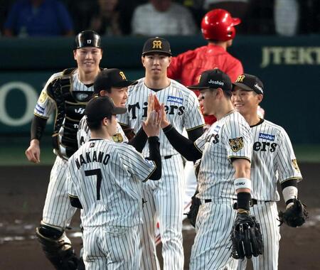 連敗を脱出しタッチする佐藤輝らナイン（撮影・山口登）