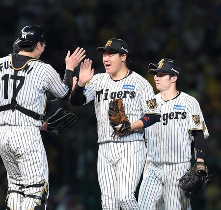 勝利を喜ぶ大山らナイン（撮影・西田忠信）