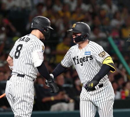 ４回、２ランを放ち佐藤輝（左）と喜ぶ森下（撮影・西田忠信）