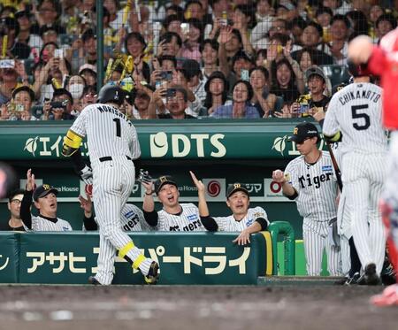 ４回、２ランを放った阪神・森下翔太（左）を迎える阪神・藤川球児監督＝甲子園（撮影・田中太一）