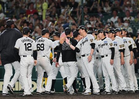 連敗を脱出し、ナインを迎える阪神・藤川球児監督＝甲子園（撮影・田中太一）