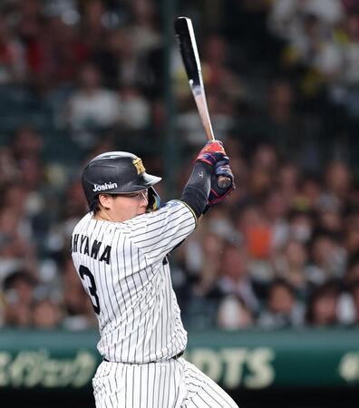 ４回、中前に適時打を放つ大山（撮影・山口登）