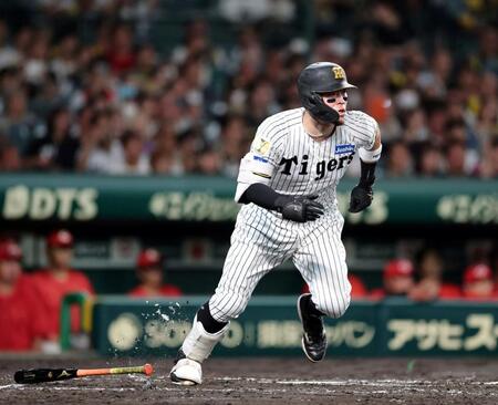 ４回、右前に先制適時打を放つ佐藤輝（撮影・山口登）