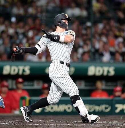 ４回、右前に先制適時打を放つ佐藤輝（撮影・山口登）