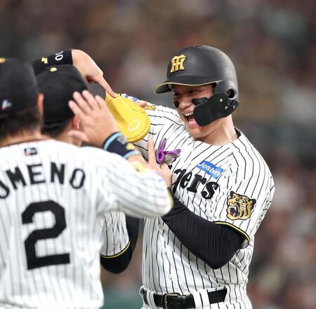４回、森下は生還しナインに迎えられる（撮影・山口登）