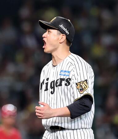 ７回、大竹は坂倉を併殺に打ち取り雄たけびを上げベンチに戻る（撮影・山口登）