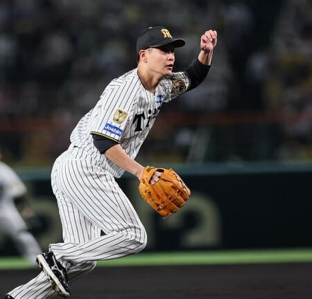 ２回、坂倉の打球に反応する大竹（撮影・田中太一）
