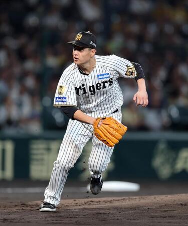 ２回、大竹は坂倉の打球を追う（撮影・山口登）