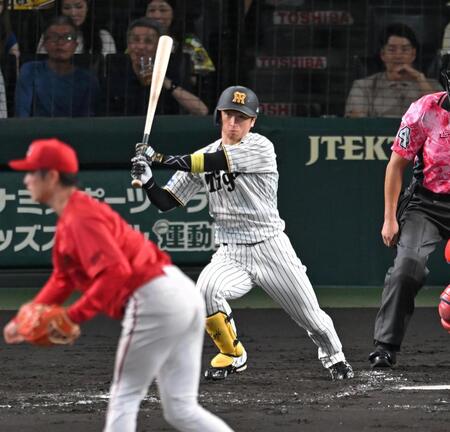 ５回、中前打を放つ阪神・近本光司＝甲子園（撮影・飯室逸平）