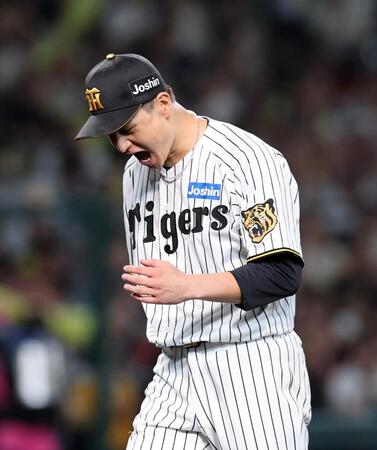 ７回、大竹は坂倉を併殺に打ち取り雄たけびを上げベンチに戻る（撮影・山口登）
