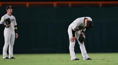 ８回、痛恨の失策でうなだれる木浪（撮影・田中太一）
