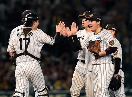 広島に連勝し笑顔でタッチする大山ら阪神ナイン（撮影・山口登）