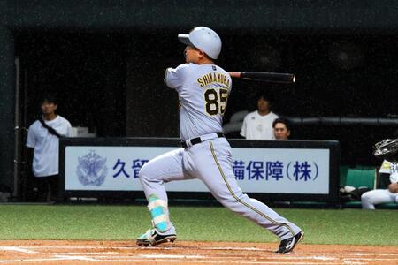 １回、先制の適時二塁打を放つ嶋村