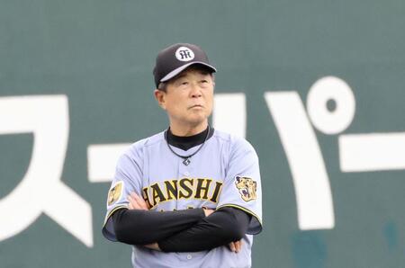 試合前練習を見守る平田２軍監督