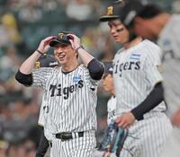 　勝利に笑顔を見せる藤川監督（撮影・西田忠信）