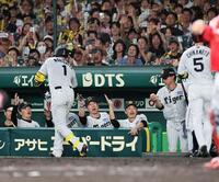 ４回、２ランを放った阪神・森下翔太（左）を迎える阪神・藤川球児監督＝甲子園（撮影・田中太一）