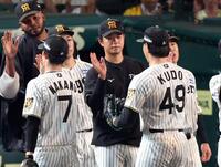 １４勝目を挙げた高橋は工藤とタッチする（撮影・山口登）