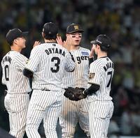 勝利を喜ぶ佐藤輝ら（撮影・西田忠信）