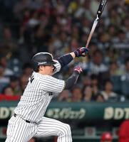 １回、適時二塁打を放つ大山（撮影・西田忠信）