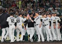 連敗を脱出し、ナインを迎える阪神・藤川球児監督＝甲子園（撮影・田中太一）