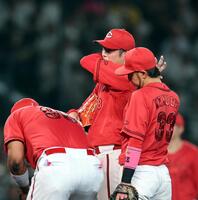 ４回、森下がピンチを迎えナインがマウンドに集まる（撮影・山口登）