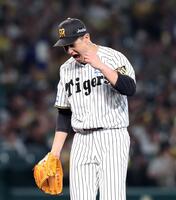７回、大竹は坂倉を併殺に打ち取り雄たけびを上げベンチに戻る（撮影・山口登）