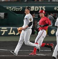 ６回、大盛を打ち取る大竹（撮影・飯室逸平）