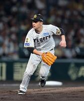 ２回、大竹は坂倉の打球を追う（撮影・山口登）
