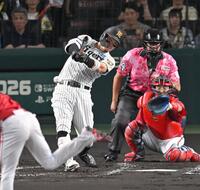 ４回、先制打を放つ佐藤輝（撮影・飯室逸平）