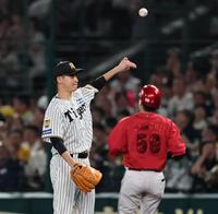 ６回、大盛を打ち取り、ピンチを切り抜ける大竹（撮影・田中太一）