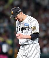 ７回、大竹は坂倉を併殺に打ち取り雄たけびを上げベンチに戻る（撮影・山口登）