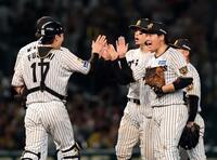 広島に連勝し笑顔でタッチする大山ら阪神ナイン（撮影・山口登）